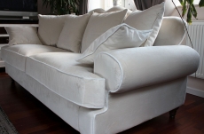 sofa w jasnej tapicerce